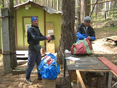 Валерий Карпухин и Владимир Рычков перед выходом в лес